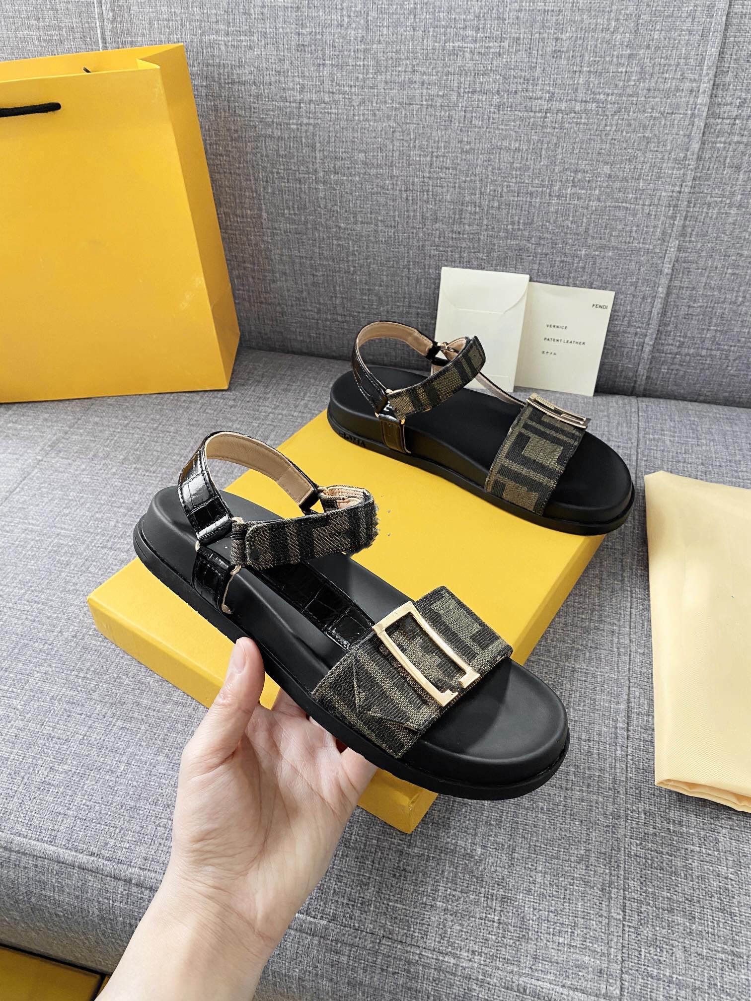 2022 slippers shoes Summer Wide Flat Slipper Leather Rubber Flats Sandal Beach Sandals luxury brand men women Slide 1216, 01
2022 slippers shoes Summer Wide Flat Slipper Leather Rubber Flats Sandal Beach Sandals luxury brand men women Slide 1216, 01