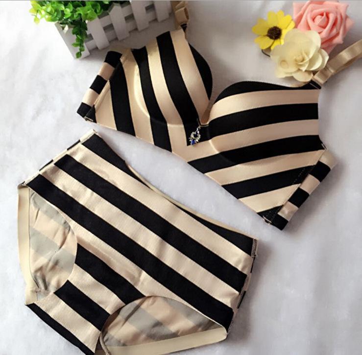 Bras Sets 2021 Bra Brief Set Sexy Thongs Women Push Up Lace Underwear Intimate Plus Size Panty Female Lingerie #w, Random suit 
Bras Sets 2021 Bra Brief Set Sexy Thongs Women Push Up Lace Underwear Intimate Plus Size Panty Female Lingerie #w, Random suit