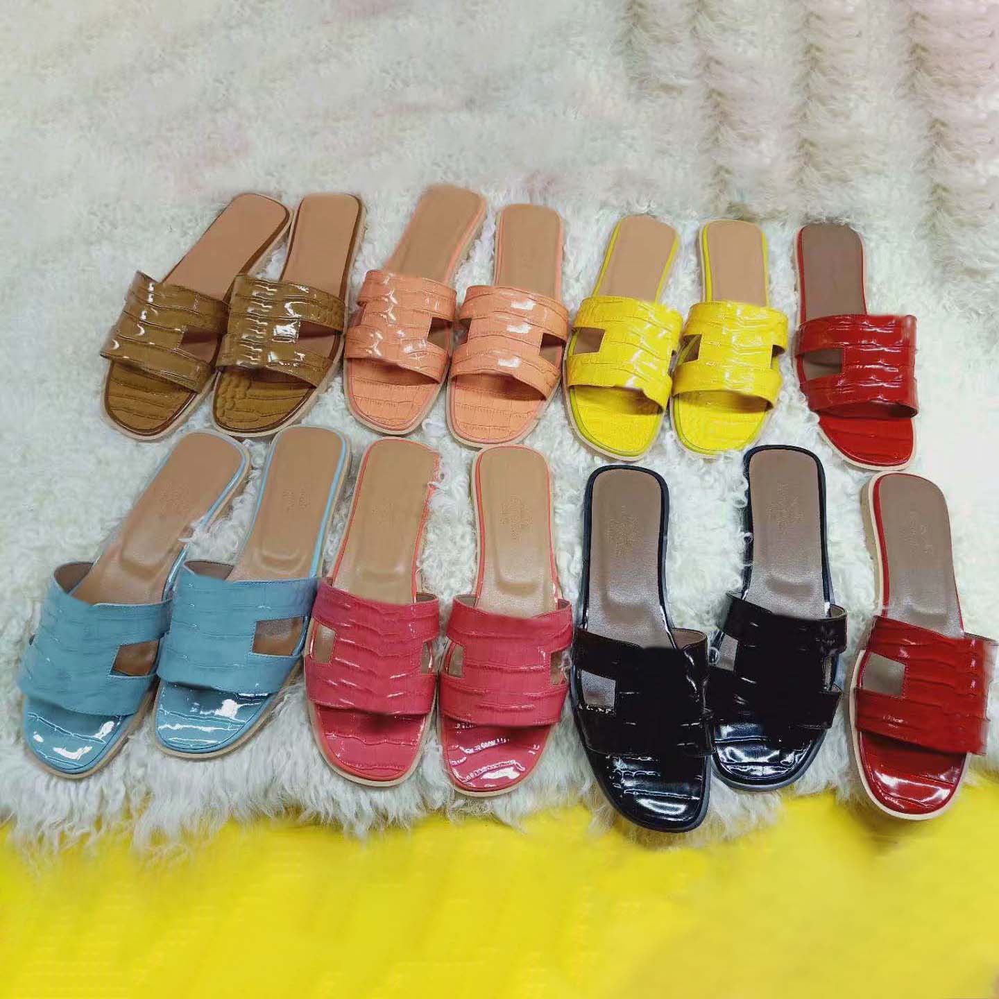 2021 beach slippers Classic Flat woman slipper Summer lady Cartoon Big Head Leather Bath fashion women shoes Large size 35-42, Black
2021 beach slippers Classic Flat woman slipper Summer lady Cartoon Big Head Leather Bath fashion women shoes Large size 35-42, Black