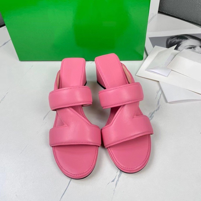 2021 Designer women Sandals Rubber Sole Cotton Embroidered Flip-Flops Simple Summer Leather Slippers top Quality Variety, 01
2021 Designer women Sandals Rubber Sole Cotton Embroidered Flip-Flops Simple Summer Leather Slippers top Quality Variety, 01