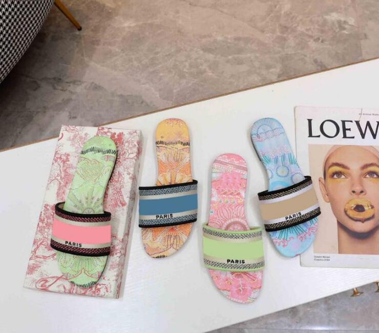 2022 Paris Women Slippers Summer Beach Slides Top Quality Flip Flops Loafers Sexy Embroidered Slipper With box Size35-43, 1-no slippers
2022 Paris Women Slippers Summer Beach Slides Top Quality Flip Flops Loafers Sexy Embroidered Slipper With box Size35-43, 1-no slippers