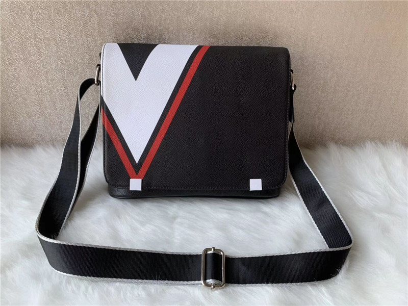 2021 mens Cross Body handbags purses Fashion Bags Classic Men black Haig saddle messenger Belt Shoulder school book with dust, Red
2021 mens Cross Body handbags purses Fashion Bags Classic Men black Haig saddle messenger Belt Shoulder school book with dust, Red