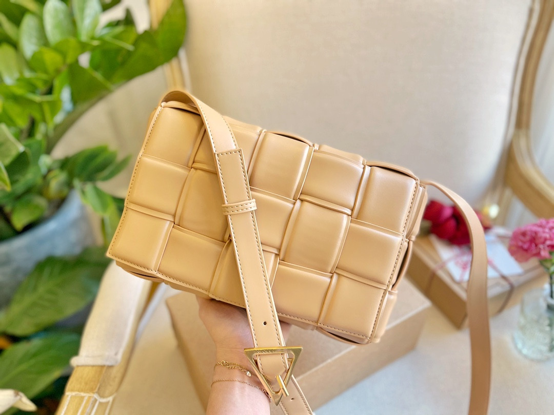 2022 Ladies Messenger Handbag Shoulder Bag Box Woven Pillow Design Leather Fashion High-end Small Square Bag 26*18cm
2022 Ladies Messenger Handbag Shoulder Bag Box Woven Pillow Design Leather Fashion High-end Small Square Bag 26*18cm