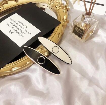 Designer Letter Hair Clips Wind Acrylic Black And White Milk Tea Color Hairpin Edge Clip Bobby Pin Barrette Headdress Womans Hairpins
Designer Letter Hair Clips Wind Acrylic Black And White Milk Tea Color Hairpin Edge Clip Bobby Pin Barrette Headdress Womans Hairpins