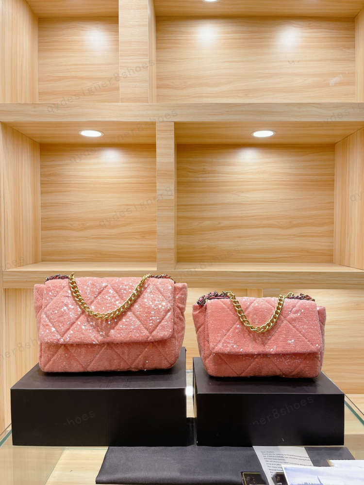Gift box packaging designer 19 series women's three-color crystal sequin bag size 25cm30cm
Gift box packaging designer 19 series women's three-color crystal sequin bag size 25cm30cm