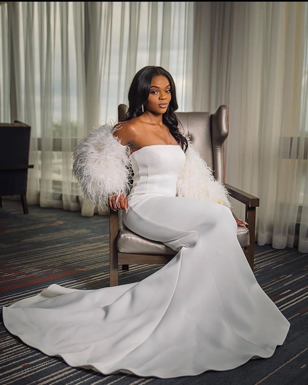 Elegant Mermaid Wedding Dress Feather Long Sleeve Strapless Bridal Gowns robes de mariée White Satin Sheath Bride Dresses