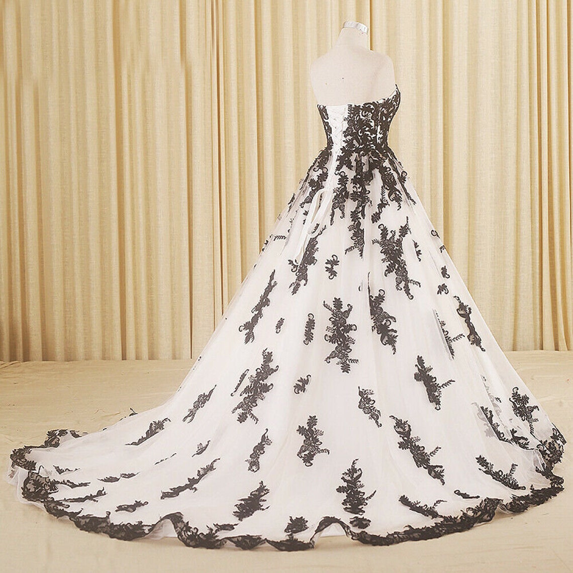 Gorgeous Black And White A-Line Wedding Dresses Plus Size Gothic Bridal Gowns Sweetheart Srapless Appliques Lace Custom Made Vintage Vestidos De Novia