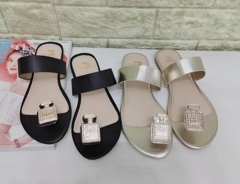 Summer women Beach Slip On Slides Red Bottom Loubi Flip Flat Sandals Luxury brand Designer Slippers Studs Sandals Flats
Summer women Beach Slip On Slides Red Bottom Loubi Flip Flat Sandals Luxury brand Designer Slippers Studs Sandals Flats
