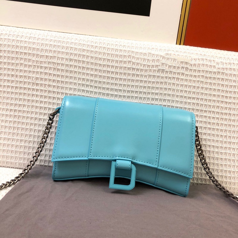 Designer Lady one-shoulder bag premium alligator leather letter buckle classic Fashion Handbag Lid Inner Compartment Zipper
Designer Lady one-shoulder bag premium alligator leather letter buckle classic Fashion Handbag Lid Inner Compartment Zipper