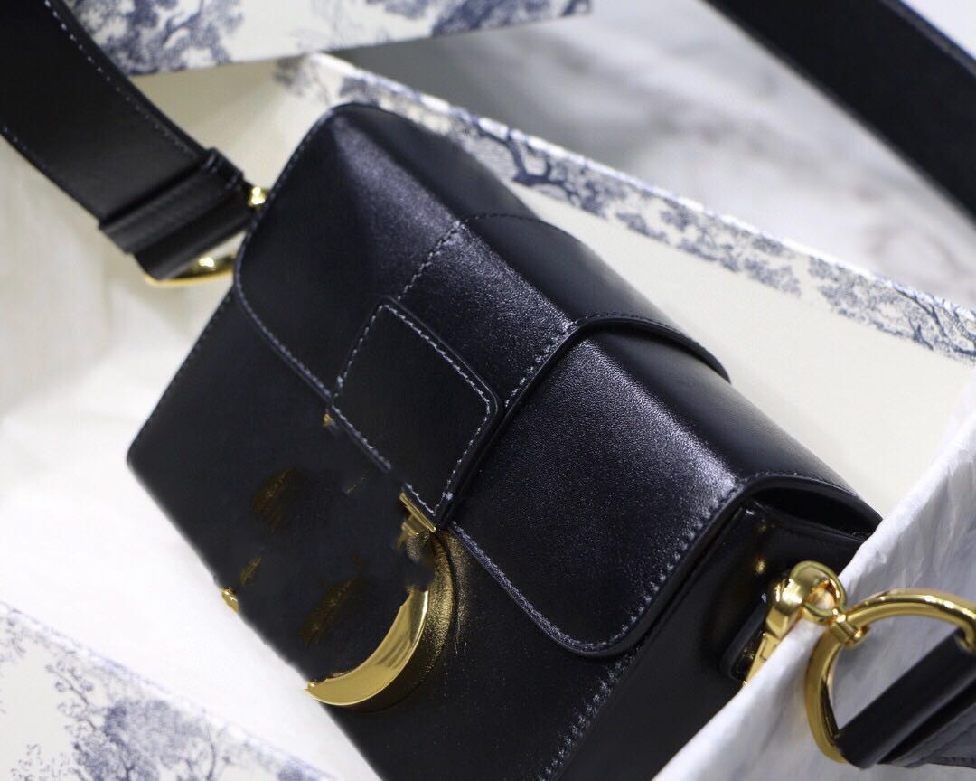 Classic Ladies Bag 7A High End Custom Quality Saddle Slip Fashion Business Casual Style Metal Accessories Long Slap 0564
Classic Ladies Bag 7A High End Custom Quality Saddle Slip Fashion Business Casual Style Metal Accessories Long Slap 0564