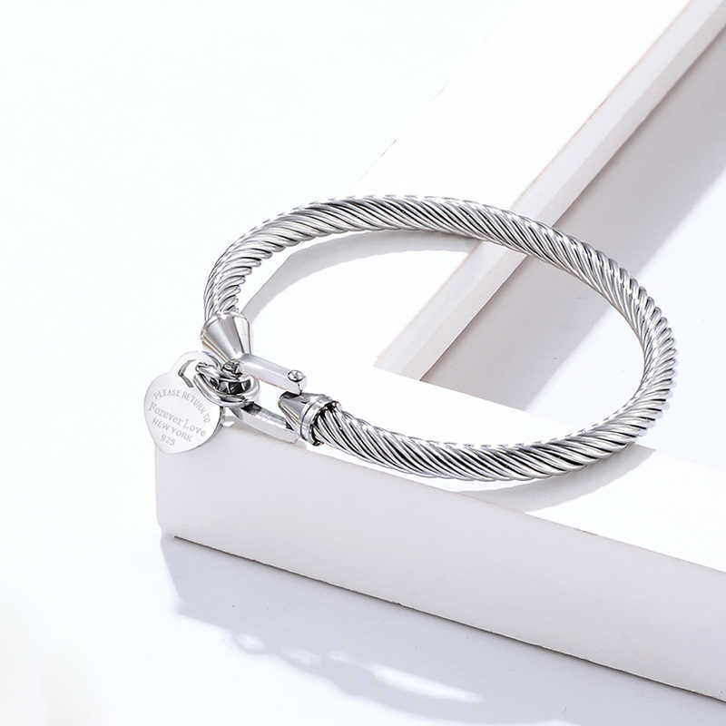 Classic Design Hook Cuffs Hang Peach Heart Charm Bracelets & Bangle for Women Stainless Steel Cable Jewelry Love Pulsera Gift Q0719
Classic Design Hook Cuffs Hang Peach Heart Charm Bracelets & Bangle for Women Stainless Steel Cable Jewelry Love Pulsera Gift Q0719