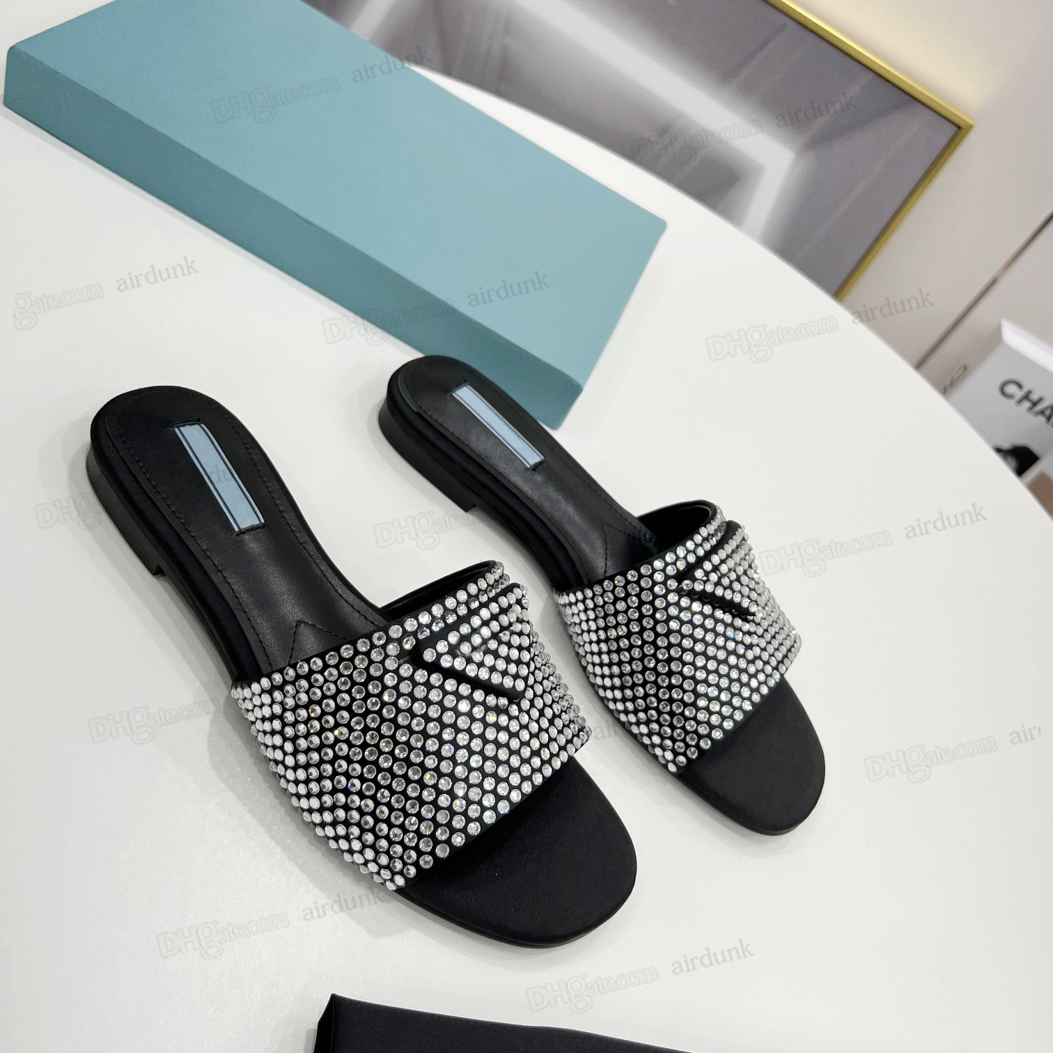 Spring 2022 New Crystal diamond Slippers Iconic triangular logo square head high-heeled women shoes designer women's sexy pearl Rhinestone Beach Sandals Size 35-42, I need look other product
Spring 2022 New Crystal diamond Slippers Iconic triangular logo square head high-heeled women shoes designer women's sexy pearl Rhinestone Beach Sandals Size 35-42, I need look other product