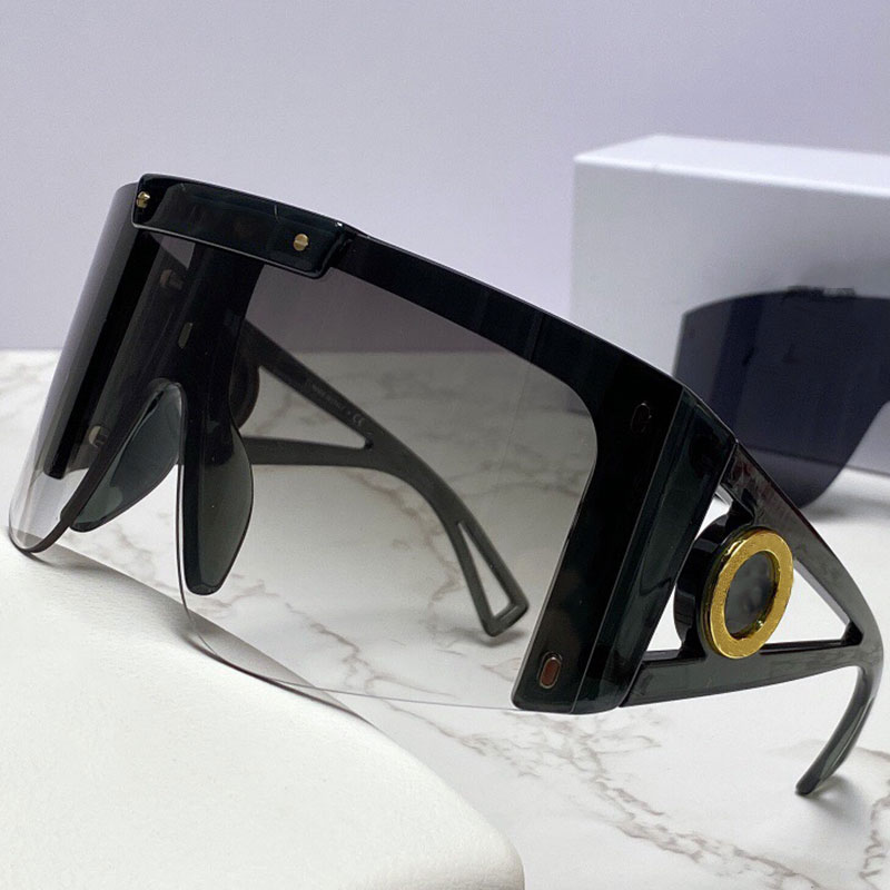 Designer Sunglasses 4393 mens or womens classic ultra-Dalian body gradient lenses curved face-to-face catwalk beach vacation glasses full transparent frame
Designer Sunglasses 4393 mens or womens classic ultra-Dalian body gradient lenses curved face-to-face catwalk beach vacation glasses full transparent frame