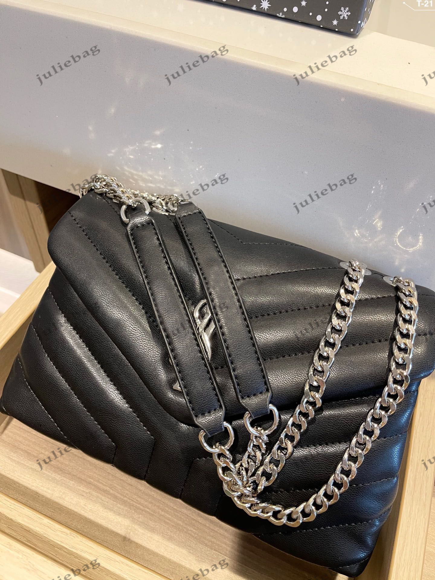 2022 luxury designer bags handbag women's shoulder bag metal chain and Y-shaped quilted stitched letter logo front flip soft bag, Black gold
2022 luxury designer bags handbag women's shoulder bag metal chain and Y-shaped quilted stitched letter logo front flip soft bag, Black gold