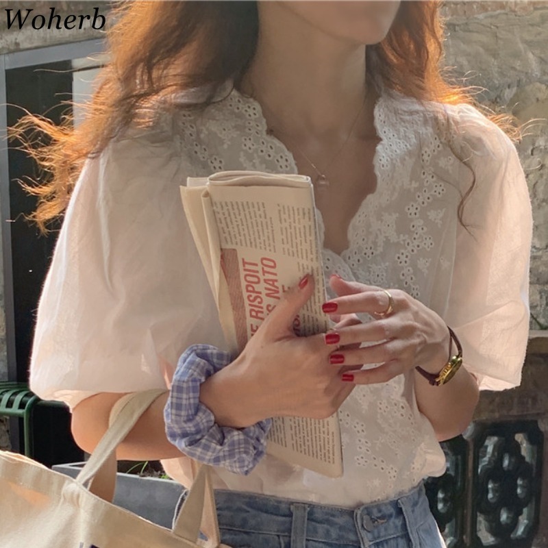 Korean Blusas Embroidered Lace Gentle Shirts Women Summer White Blouses Hollow Out V Neck Short Sleeve Loose Tops 210519