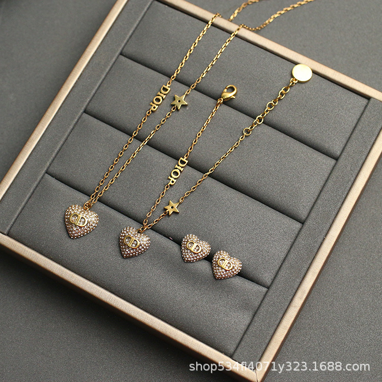 2021 Luxury Designer Jewelry new letter heart necklace women's popular love bracelet net red same Earrings women, Packaging
2021 Luxury Designer Jewelry new letter heart necklace women's popular love bracelet net red same Earrings women, Packaging