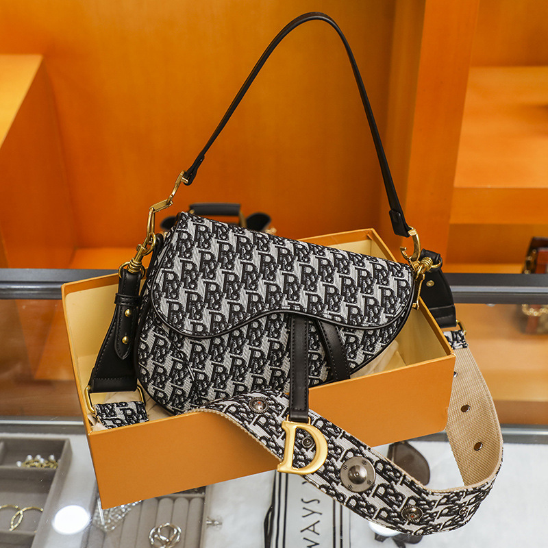 75% Outlet Online Sale Net red same letter saddle bag women's 2020 new embroidered canvas Single Shoulder Messenger Bag
75% Outlet Online Sale Net red same letter saddle bag women's 2020 new embroidered canvas Single Shoulder Messenger Bag