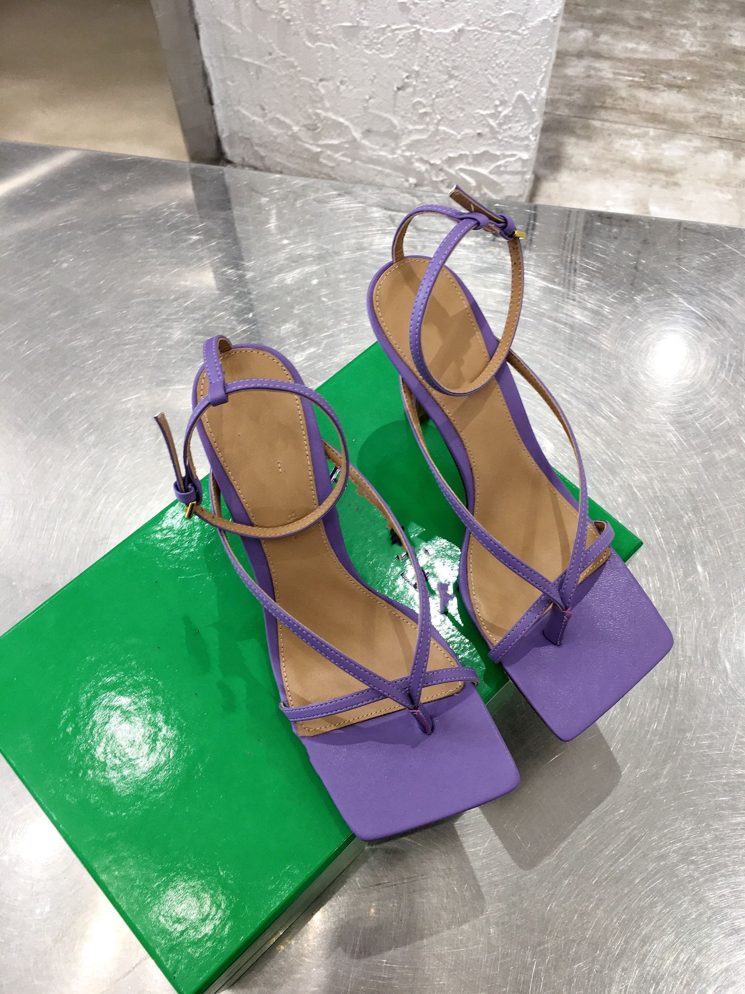 2021 Designer women high heels party fashion rivets girls sexy pointed shoes Dance shoes wedding shoes Double straps sandals 0712, 07
2021 Designer women high heels party fashion rivets girls sexy pointed shoes Dance shoes wedding shoes Double straps sandals 0712, 07