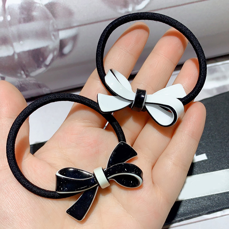 Fashion black and white acrylic bow rubber band hair tie head rope hairpins popular headwear jewelry in European and American countries
Fashion black and white acrylic bow rubber band hair tie head rope hairpins popular headwear jewelry in European and American countries
