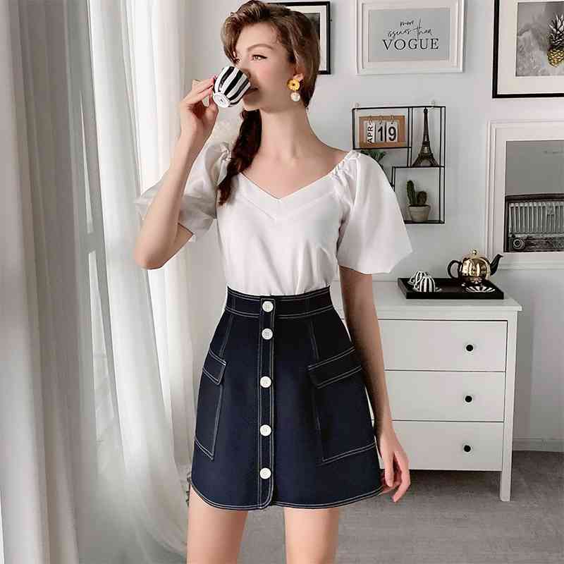 Dabuwawa Summer White Sweet Blouse Women Lantern Sleeve Sexy V-Neck Elastic Hem Solid Basic Shirts Office Lady D18BST394 210520