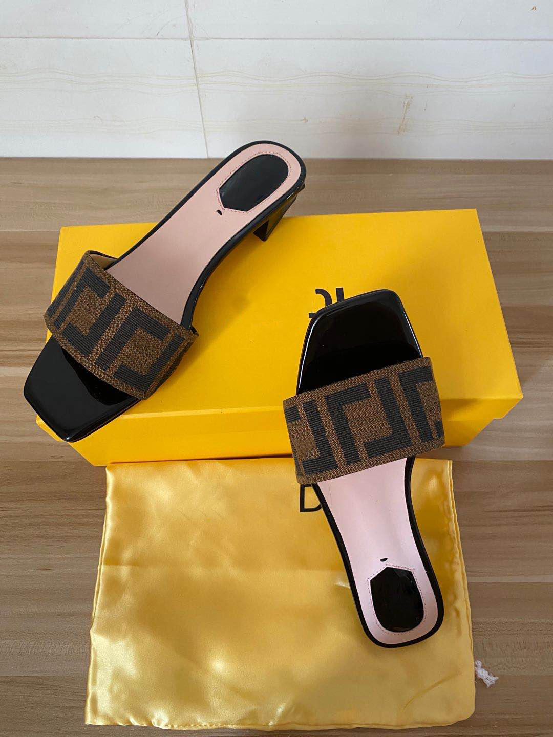 2021 summer women's sandals ladies summer beach slide slippers indoor and outdoor flip flops beach shoes women slippers
2021 summer women's sandals ladies summer beach slide slippers indoor and outdoor flip flops beach shoes women slippers
