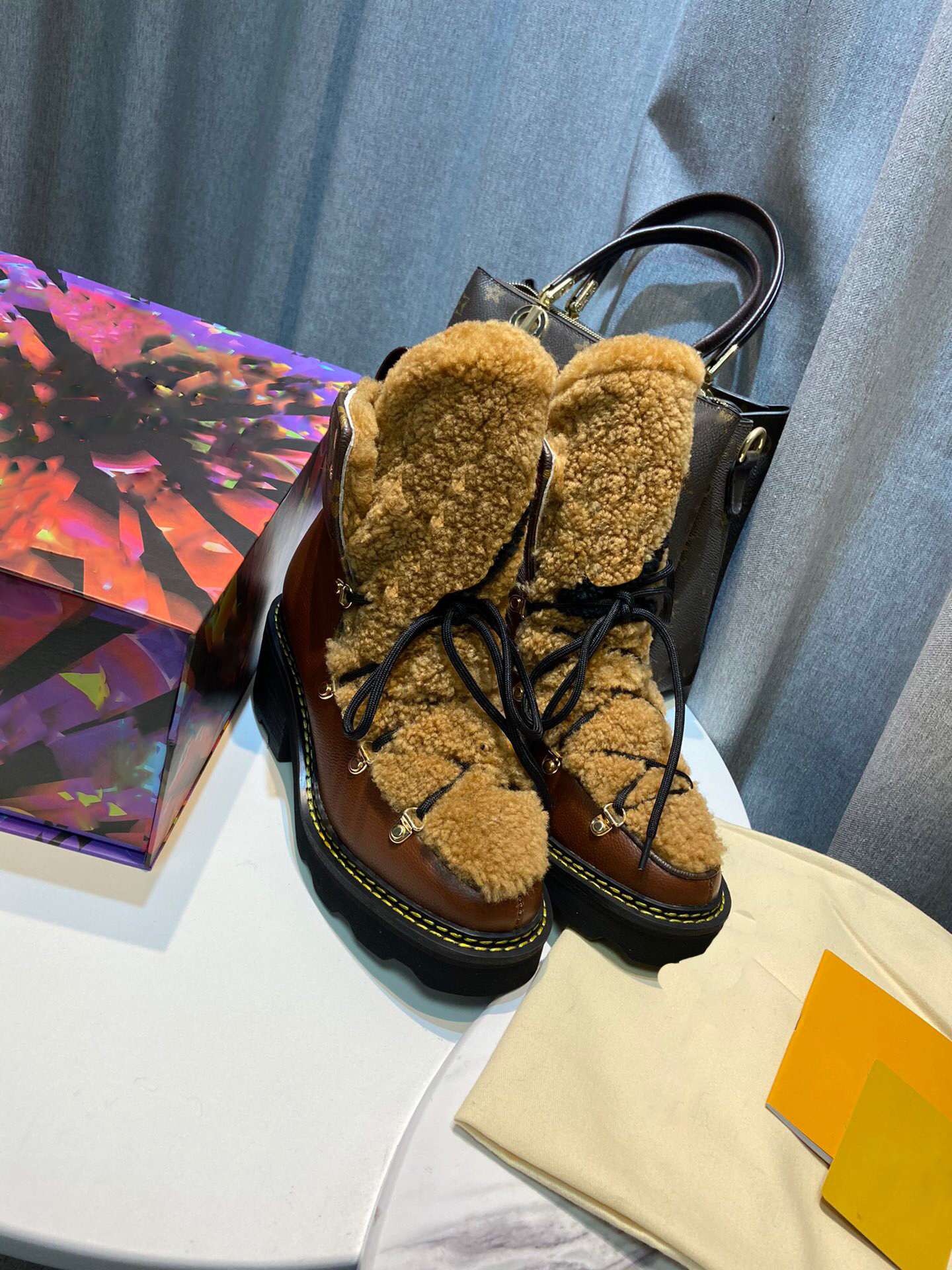Designer 2021 BEAUBOURG ankle boots Women Fashion Martin Boot Wool Winter Leather outdoor Bootss Top Quality, 1#
Designer 2021 BEAUBOURG ankle boots Women Fashion Martin Boot Wool Winter Leather outdoor Bootss Top Quality, 1#