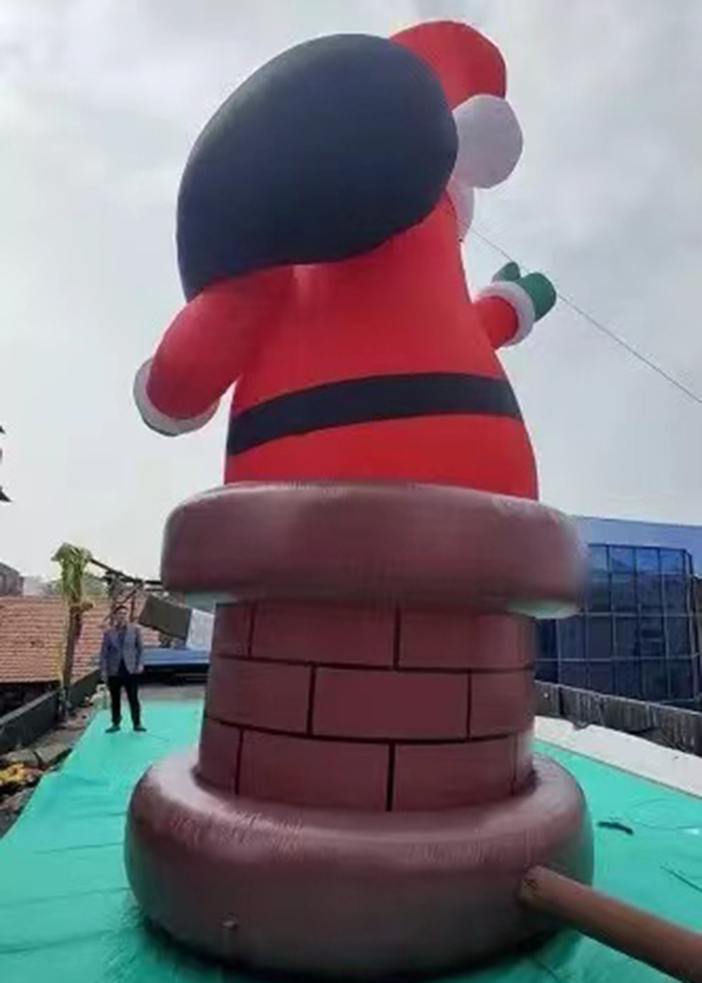 Giant Inflatable Santa Claus For Christmas gathering Decoration, Father man Climbing from chimney