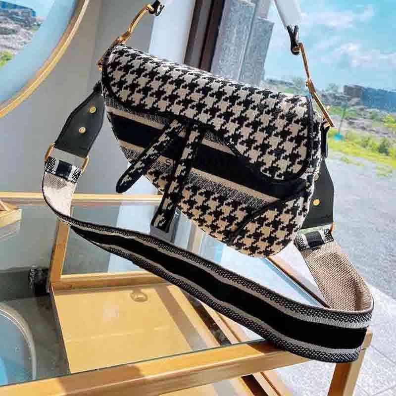 Trend High Quality Ladies Wallet Fashion Embroidery Saddle Bags Houlder Messenger Lady Handbag Evening Bag
Trend High Quality Ladies Wallet Fashion Embroidery Saddle Bags Houlder Messenger Lady Handbag Evening Bag