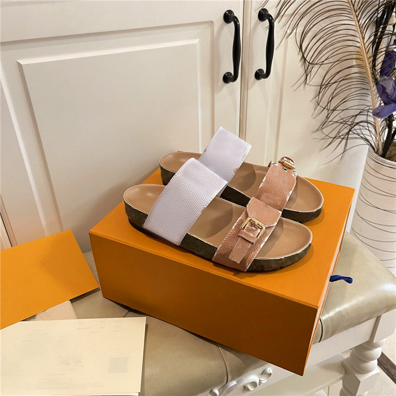 Designers Women Slippers Leather Sandals Summer Buckle Flat Platform Classic Old Flower Flip Flops Printed Slides Beach Shoes Size35-40
Designers Women Slippers Leather Sandals Summer Buckle Flat Platform Classic Old Flower Flip Flops Printed Slides Beach Shoes Size35-40