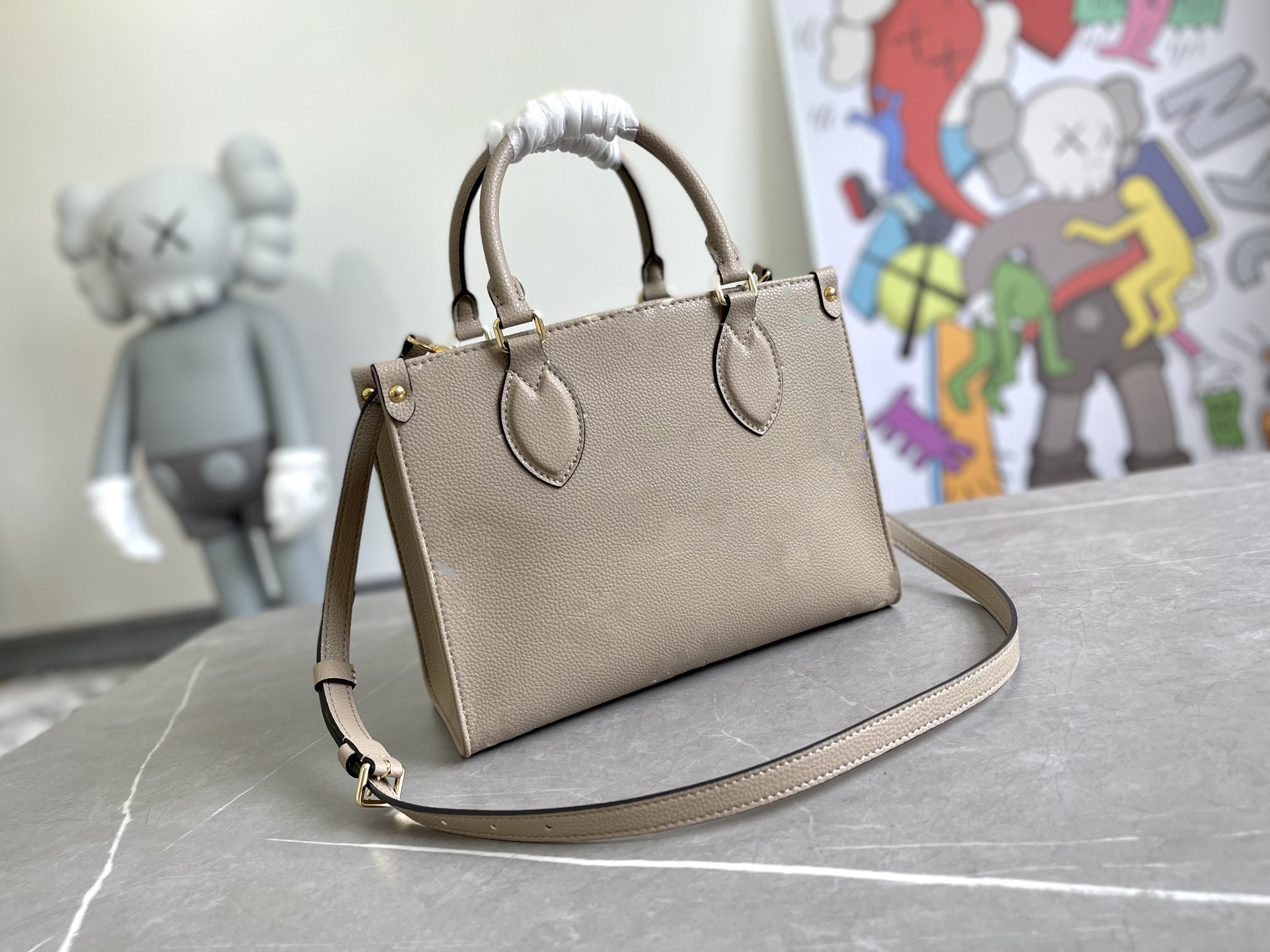 Mona_bag Tote Bag Women Shoulder Handbag Factory Embossed Printed onthego Top Quality Leather On the go female Shopping big purse 3colors black white grey size25cm
Mona_bag Tote Bag Women Shoulder Handbag Factory Embossed Printed onthego Top Quality Leather On the go female Shopping big purse 3colors black white grey size25cm