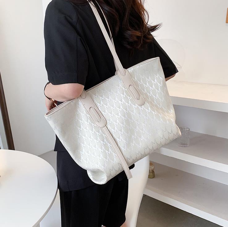 Shoulder Bags Ladies 2022 Spring/Summer Fashion Canvas Casual Large Capacity Bag Trendy Handbag, Pink
Shoulder Bags Ladies 2022 Spring/Summer Fashion Canvas Casual Large Capacity Bag Trendy Handbag, Pink