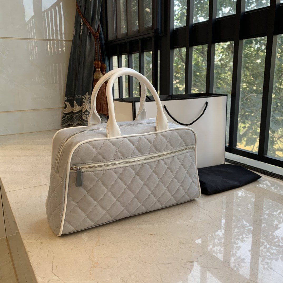 Luxurious C design and practical bowling bag large-capacity women's shoulder bag gray diamond check letter decoration travel bags zipper type handbag, As pic
Luxurious C design and practical bowling bag large-capacity women's shoulder bag gray diamond check letter decoration travel bags zipper type handbag, As pic