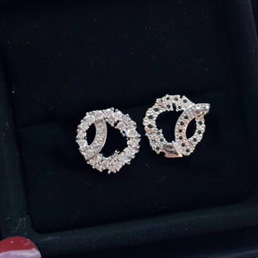 Stud Designer Earrings Classic Double Letter Inlaid Diamond Exquisite Small 925 Silver Needle L0-C28, Golden;silver
Stud Designer Earrings Classic Double Letter Inlaid Diamond Exquisite Small 925 Silver Needle L0-C28, Golden;silver