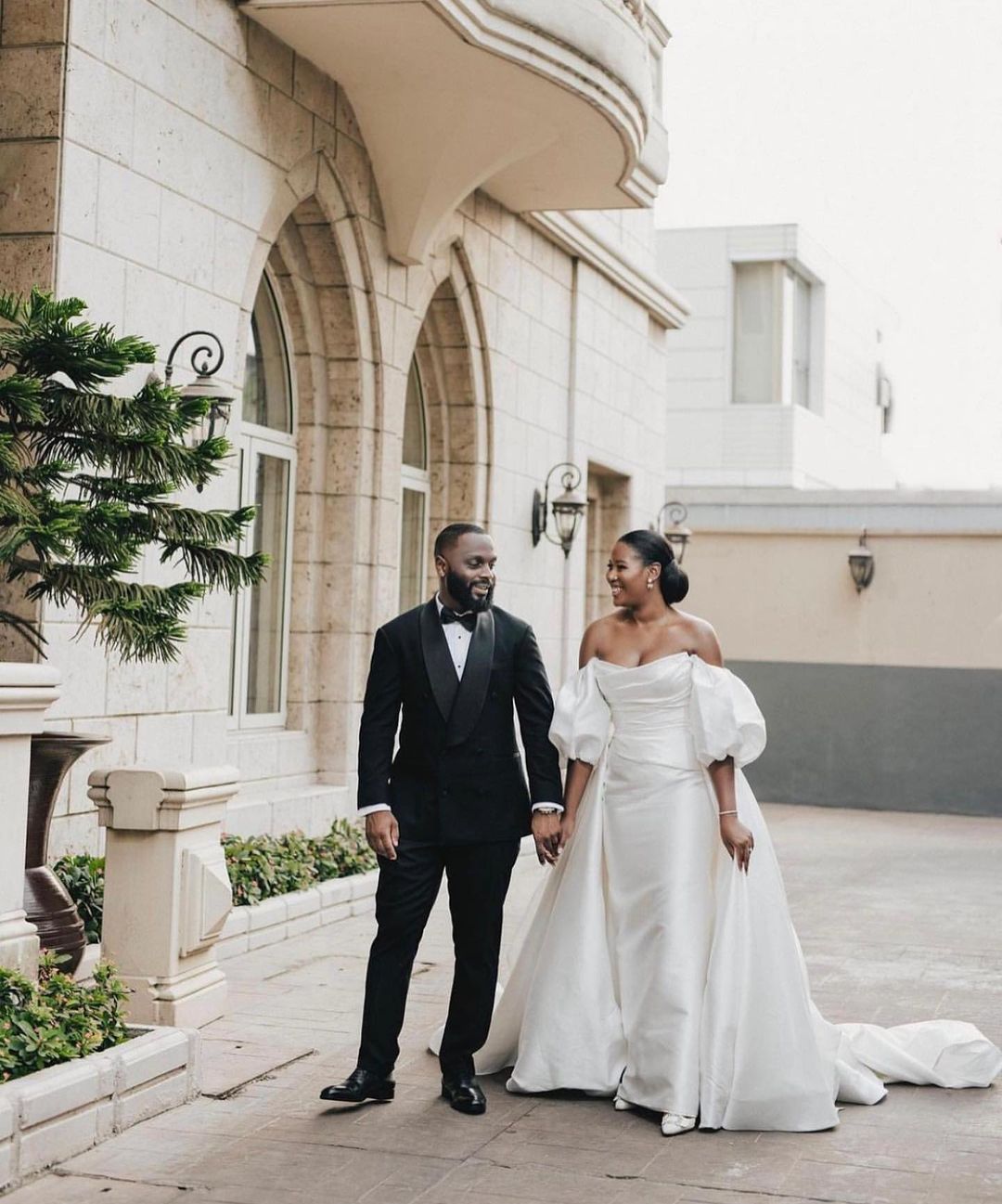 Simple Satin Mermaid Wedding Dress with Detachable Train Short Sleeve Off Shoulder Bridal Gowns robes de mariée Pastels Ruched Bride Dresses