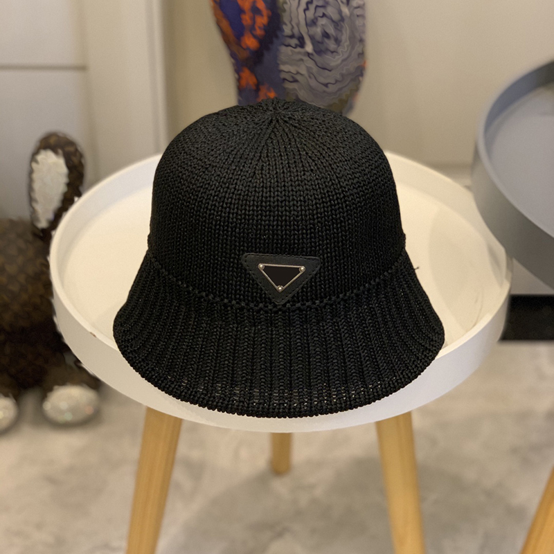 Beanie Luxurys Designers Hat men's and women's fashion beanies warm knitted wool cap snow winter hats high quality 4 colors good nice, Box 
Beanie Luxurys Designers Hat men's and women's fashion beanies warm knitted wool cap snow winter hats high quality 4 colors good nice, Box