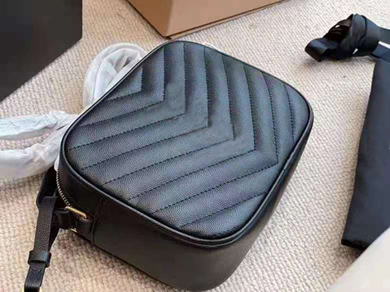The latest three-dimensional fashion camera bag with tassels, pure copper, old and swaying, cool
The latest three-dimensional fashion camera bag with tassels, pure copper, old and swaying, cool