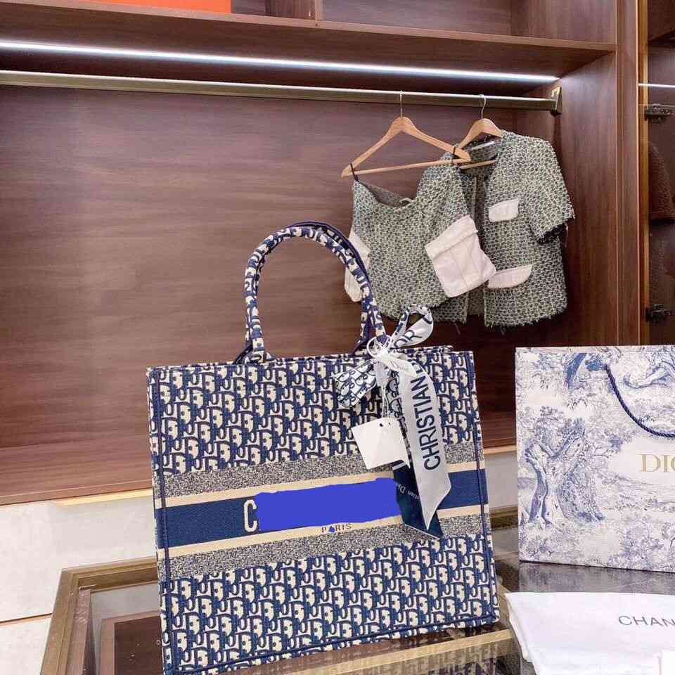Design luxury handbag Big d family new hand-held embroidery women's leisure large capacity star same tote bagRHRQ
Design luxury handbag Big d family new hand-held embroidery women's leisure large capacity star same tote bagRHRQ