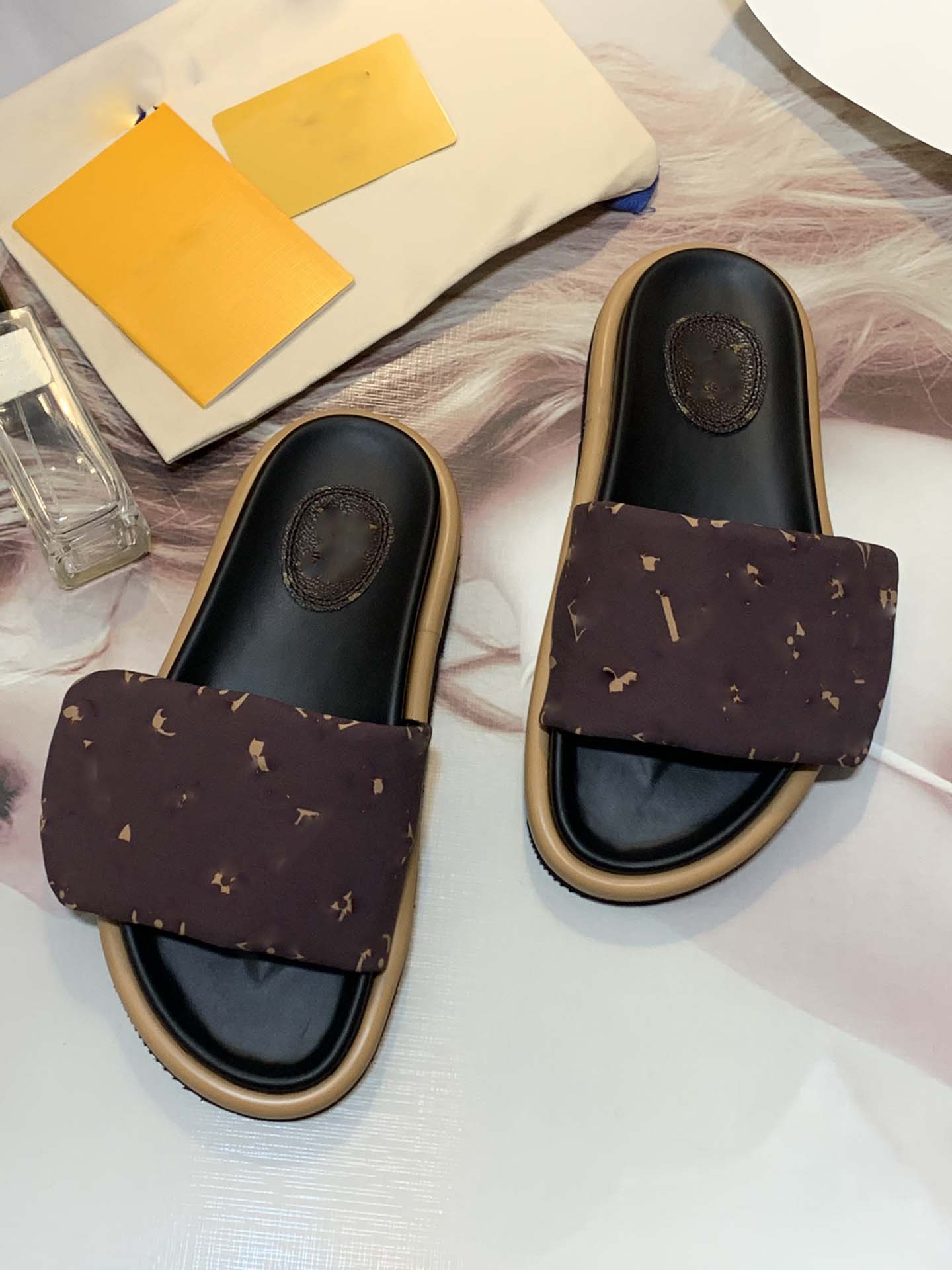 2021 Designer Men woman Fashion slippers SUNSET FLAT COMFORT MULE lady Sandals Leather slides slipper Flip Flops Size 35-45, Black
2021 Designer Men woman Fashion slippers SUNSET FLAT COMFORT MULE lady Sandals Leather slides slipper Flip Flops Size 35-45, Black