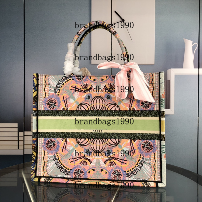 Large size handmade embroidery Flower shopping bag Women Tote ladies large-capacity handbags Paris Top quality handbag fashion retro ethnic
Large size handmade embroidery Flower shopping bag Women Tote ladies large-capacity handbags Paris Top quality handbag fashion retro ethnic
