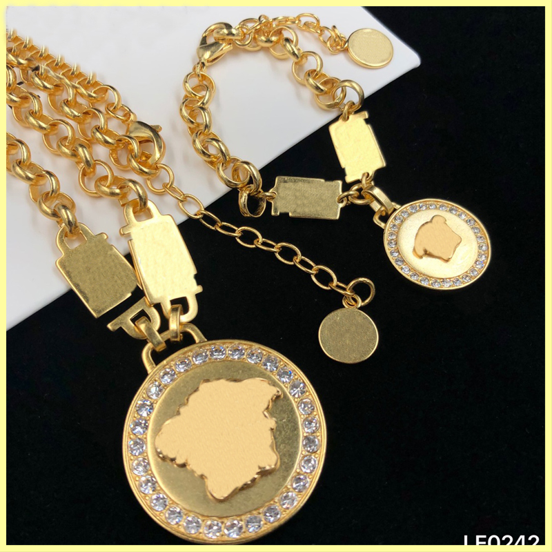 2021 Designer Bracelet And Necklace For Men Women Luxury Jewelry Fashion Designers Bracelet Gold Head Necklace Chain Link Wedding, Golden
2021 Designer Bracelet And Necklace For Men Women Luxury Jewelry Fashion Designers Bracelet Gold Head Necklace Chain Link Wedding, Golden