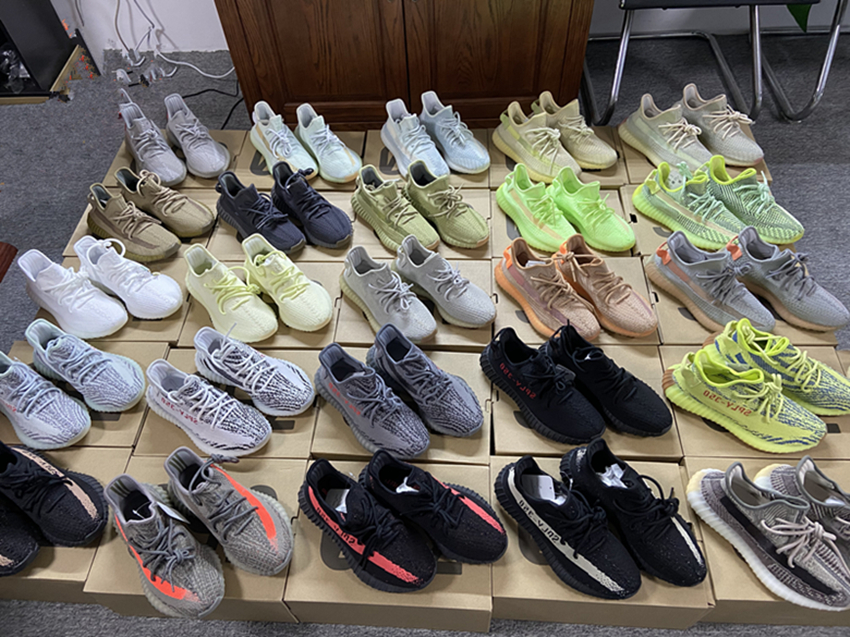 TOP quality Kanye Western running shoes spot horsetail light black red pearl cinder 3M electrostatic reflective men outdoor coach sports shoelace box size 36-46, Customize
TOP quality Kanye Western running shoes spot horsetail light black red pearl cinder 3M electrostatic reflective men outdoor coach sports shoelace box size 36-46, Customize