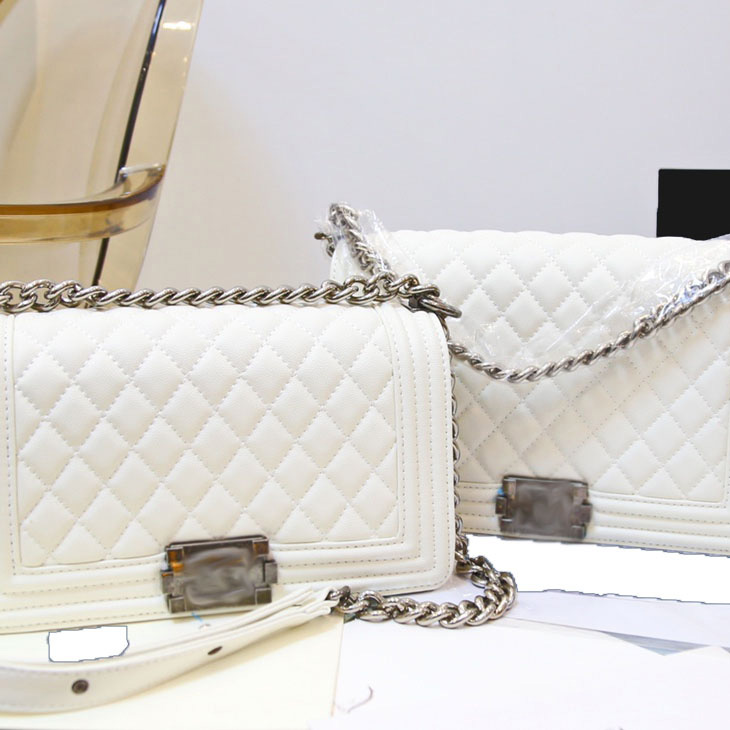 Solid color high quality cross-body bag selection of personality temperament hard design sense joker web celebrity lady's purse Charmin
Solid color high quality cross-body bag selection of personality temperament hard design sense joker web celebrity lady's purse Charmin