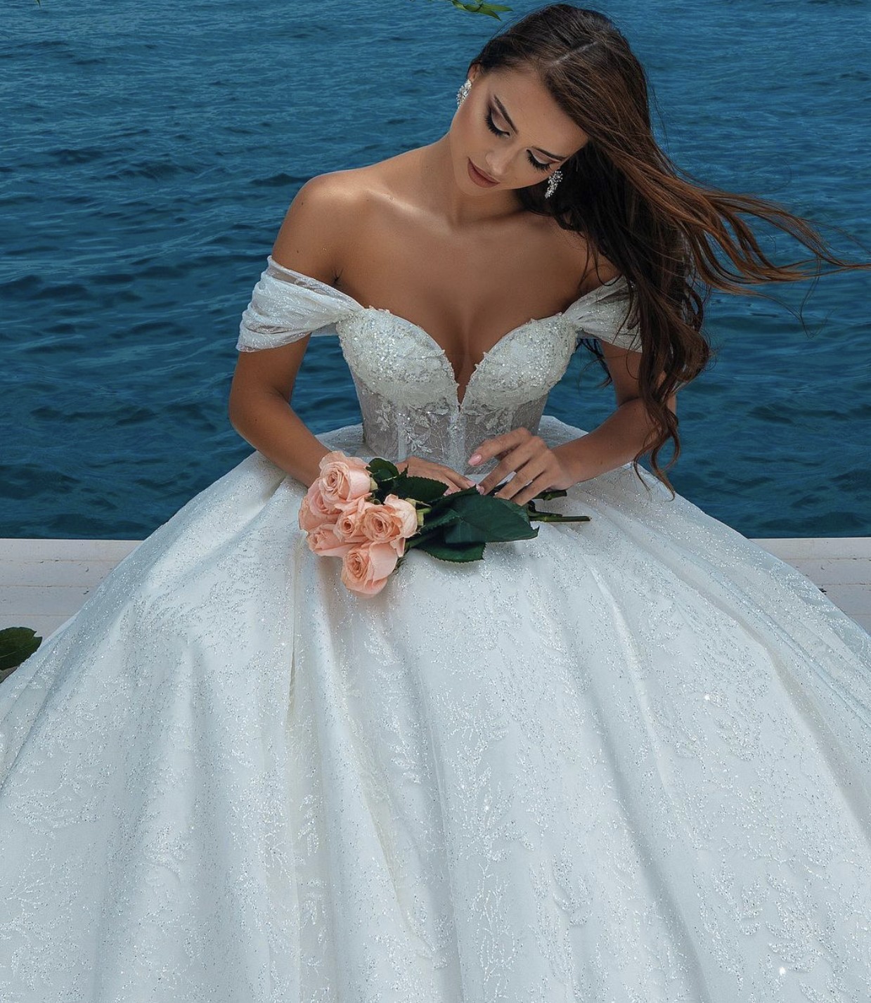 2021 New White A-Line Wedding Dresses African Bridal Gown Off Shoulder Plus Size Chapel Train Button Back Middle East
