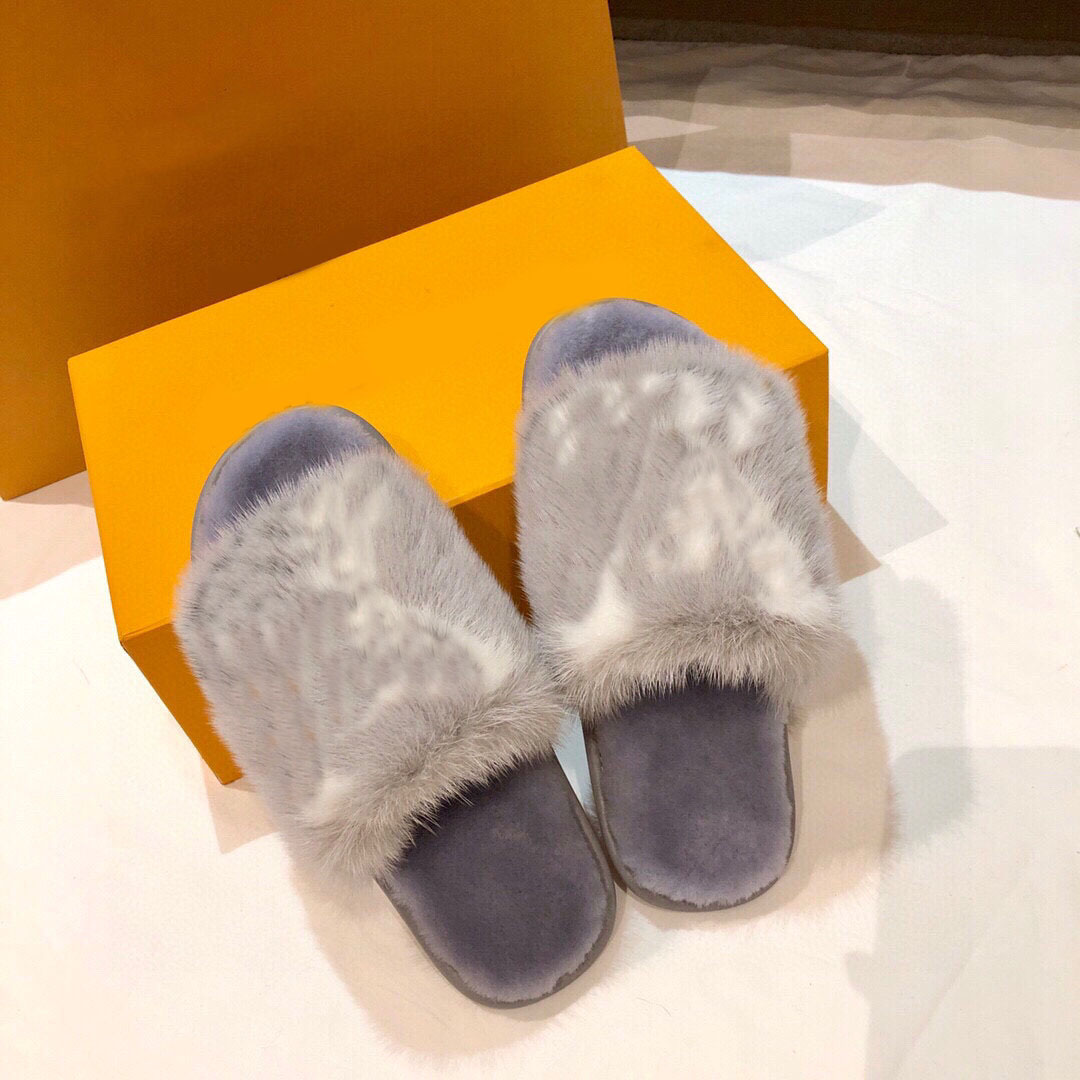2021 luxury design women wool Shearling Flat Mule sandal ladies slide Treaded rubber outsole 1, Black
2021 luxury design women wool Shearling Flat Mule sandal ladies slide Treaded rubber outsole 1, Black