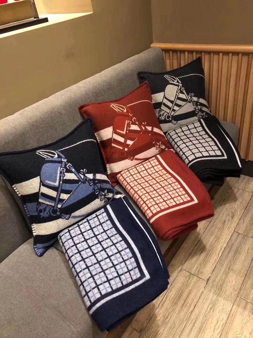 Luxury designer carriage horse pattern pillows case high-quality real cashmere wool material size 50*50cm cushion cover for Sofa living room
Luxury designer carriage horse pattern pillows case high-quality real cashmere wool material size 50*50cm cushion cover for Sofa living room