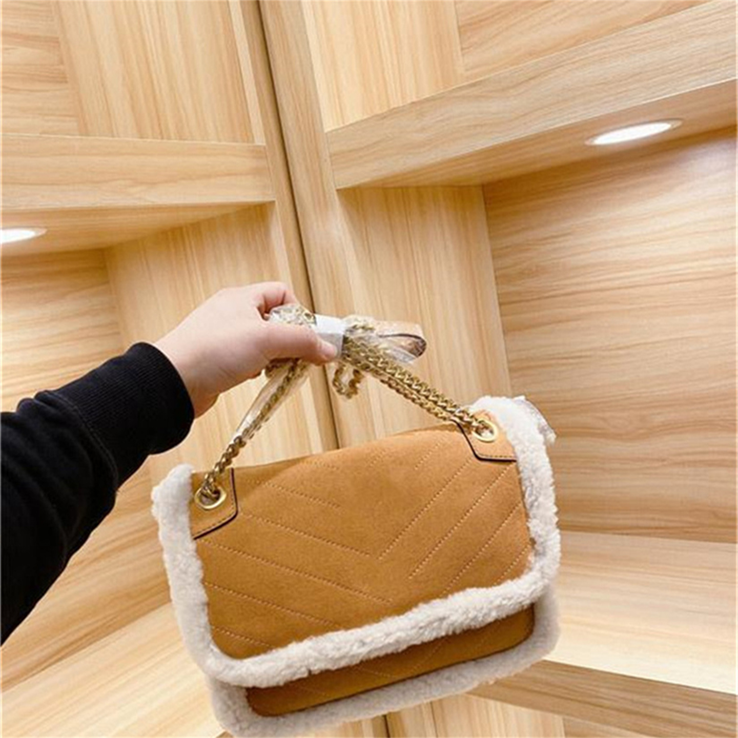 Messenger Fashion Bag Winter Plush Lamb Hair Small Female New Trendy Fur Furry Autumn Chain Luggage Cute Texture Street Student Style Cool Shoulder Bags, Oem
Messenger Fashion Bag Winter Plush Lamb Hair Small Female New Trendy Fur Furry Autumn Chain Luggage Cute Texture Street Student Style Cool Shoulder Bags, Oem