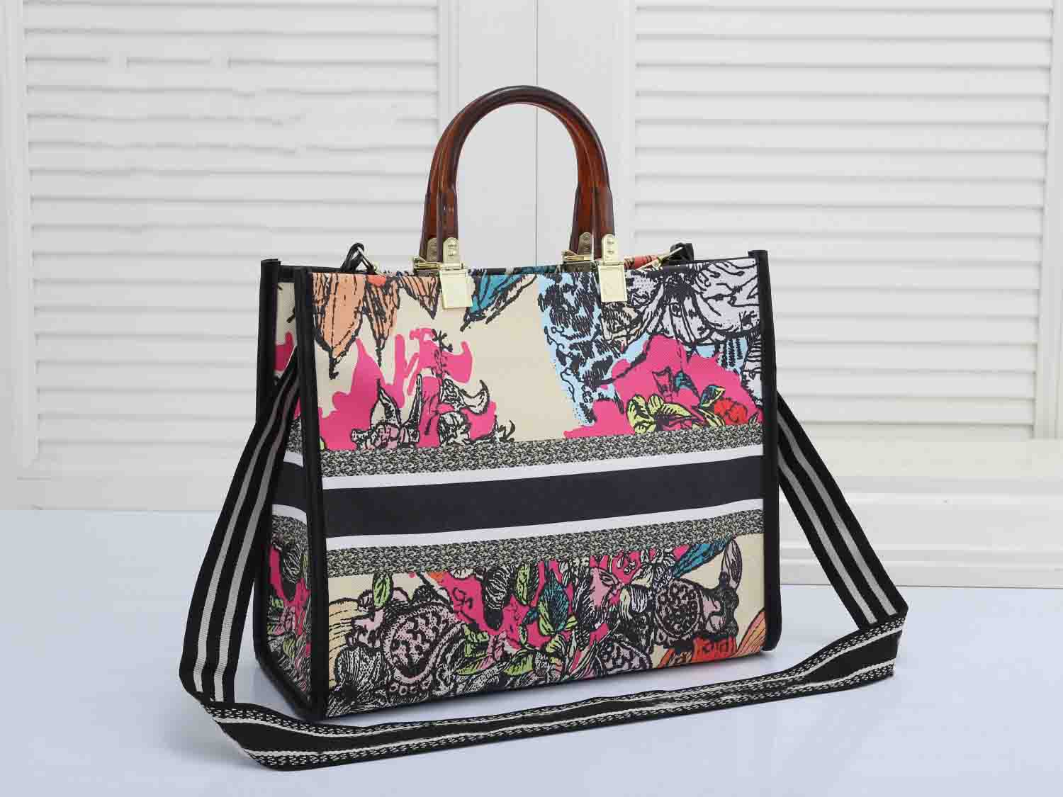 2021 new embroidered tiger pattern large capacity luxury big brand shopping bag handbag handbag handmade double-sided flower, Colour 1 34*11*26cm
2021 new embroidered tiger pattern large capacity luxury big brand shopping bag handbag handbag handmade double-sided flower, Colour 1 34*11*26cm