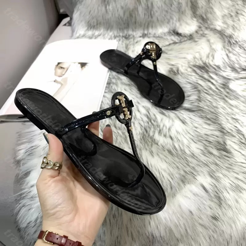 2021 High Quality Classic Flip-Flops Indoor Slippers Luxury Design Slippers Fashion Flats Summer Ladies Slippers Ladies Tory Sandals, Black
2021 High Quality Classic Flip-Flops Indoor Slippers Luxury Design Slippers Fashion Flats Summer Ladies Slippers Ladies Tory Sandals, Black