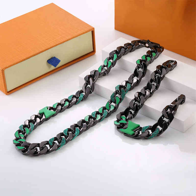 Designers Cuban Chain Men And Women Luxurys Necklace Fashion Titanium Steel Necklaces Bracelet Engraved Flower Colored Enamel Diamond 18K Plated Gold Jewelry
Designers Cuban Chain Men And Women Luxurys Necklace Fashion Titanium Steel Necklaces Bracelet Engraved Flower Colored Enamel Diamond 18K Plated Gold Jewelry