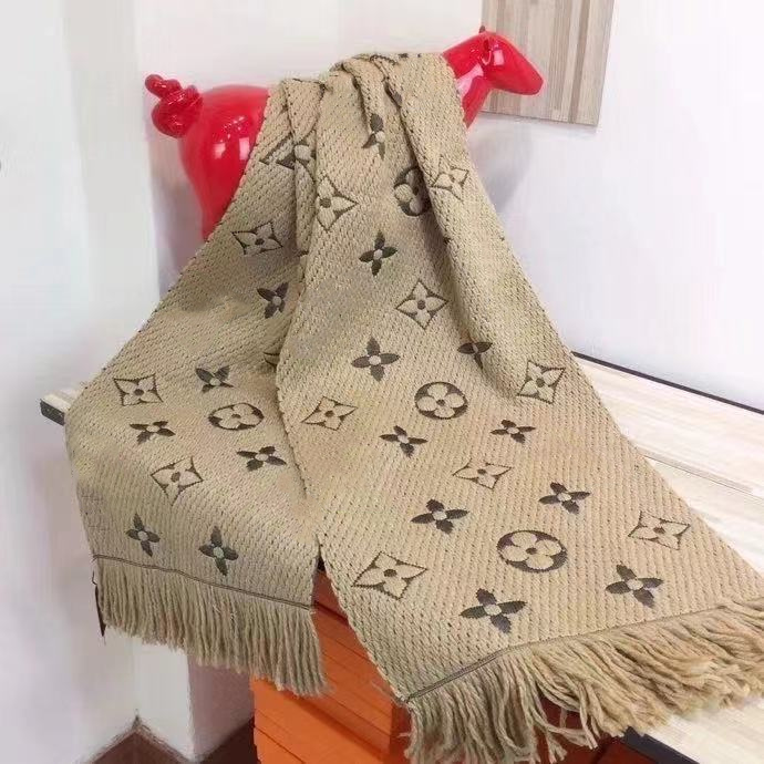 2021 New Autumn winter cashmere scarf men's and women's shawls vintage classic printed shawl brand cashmere scarves Size:180x30cm
2021 New Autumn winter cashmere scarf men's and women's shawls vintage classic printed shawl brand cashmere scarves Size:180x30cm